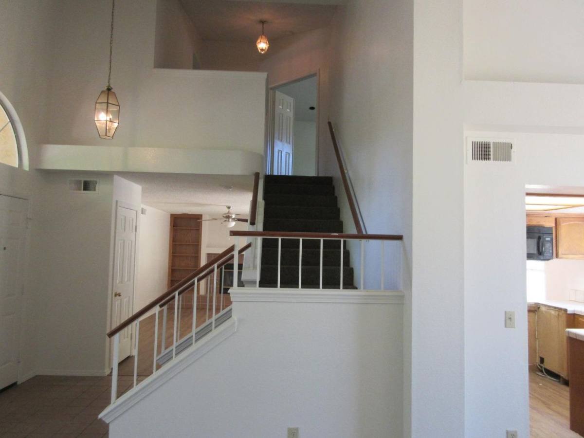 House for rent at 993 E Edgemont Dr, Fresno, CA 93720