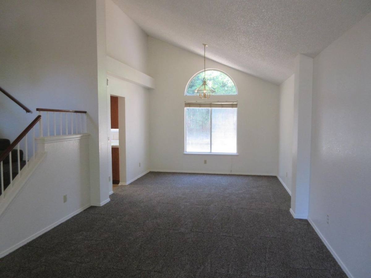 House for rent at 993 E Edgemont Dr, Fresno, CA 93720