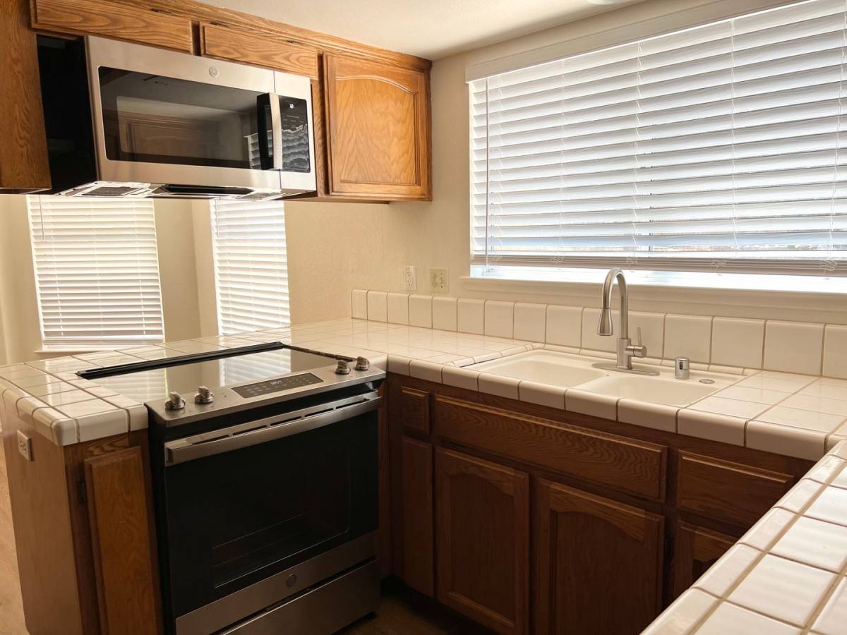 House for rent at 993 E Edgemont Dr, Fresno, CA 93720