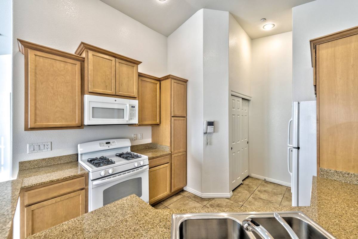 Townhouse for rent at 10096 Sunset Palisades Way, Las Vegas, NV 89183