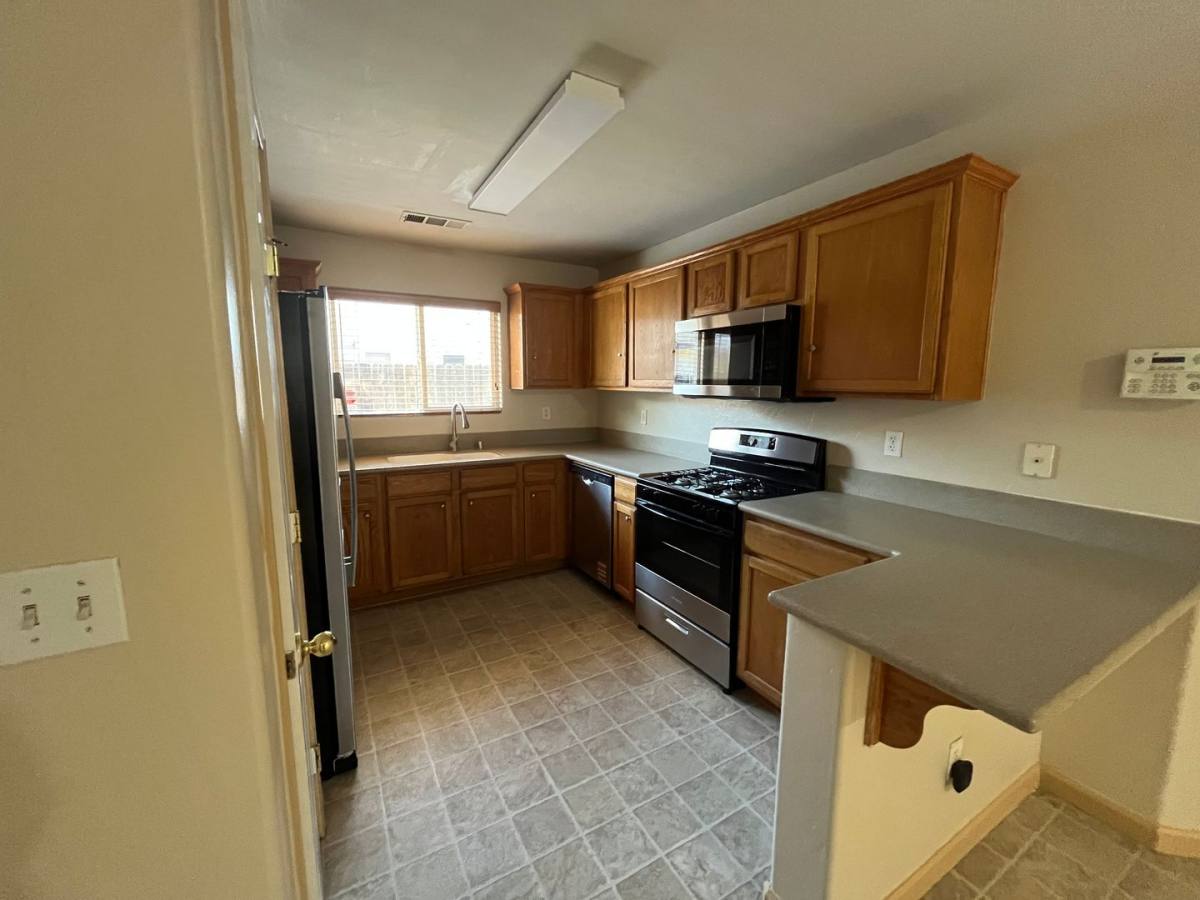 House for rent at 1030 S Vista St, Visalia, CA 93292