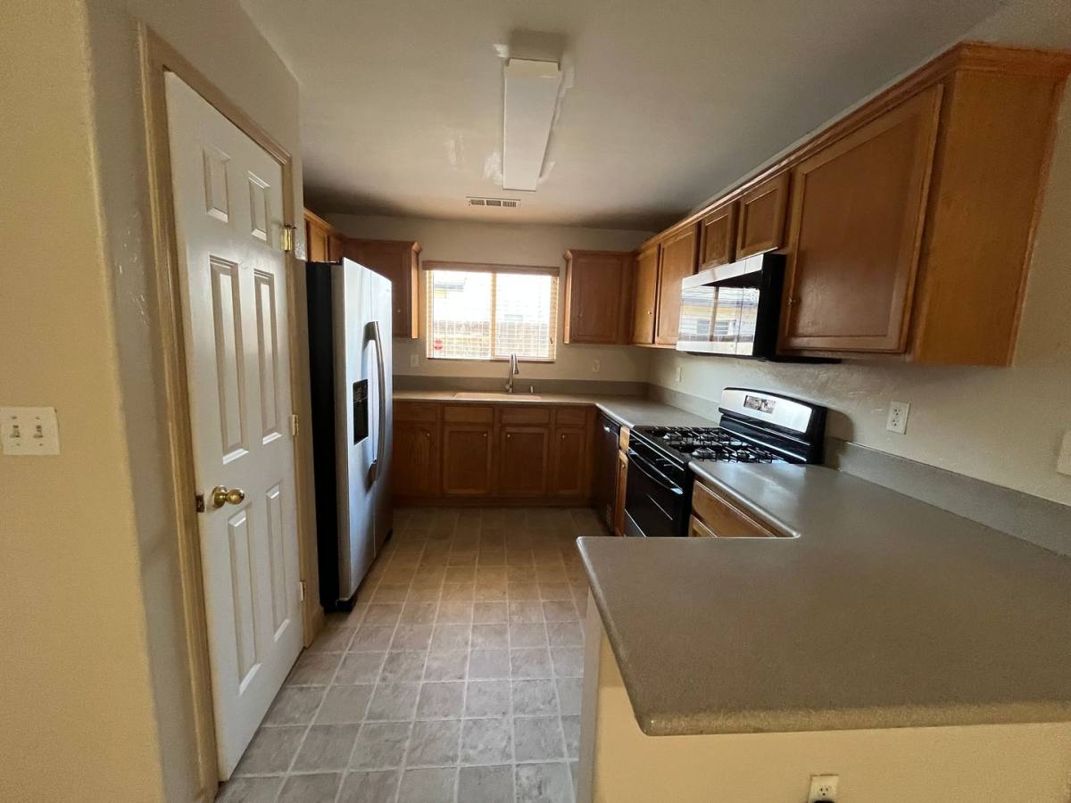 House for rent at 1030 S Vista St, Visalia, CA 93292