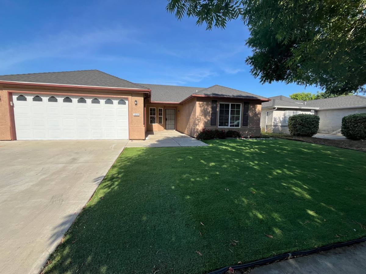 House for rent at 1030 S Vista St, Visalia, CA 93292