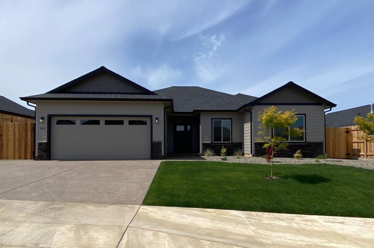 House for rent at 909 Durham Ave, Sutherlin, OR 97479