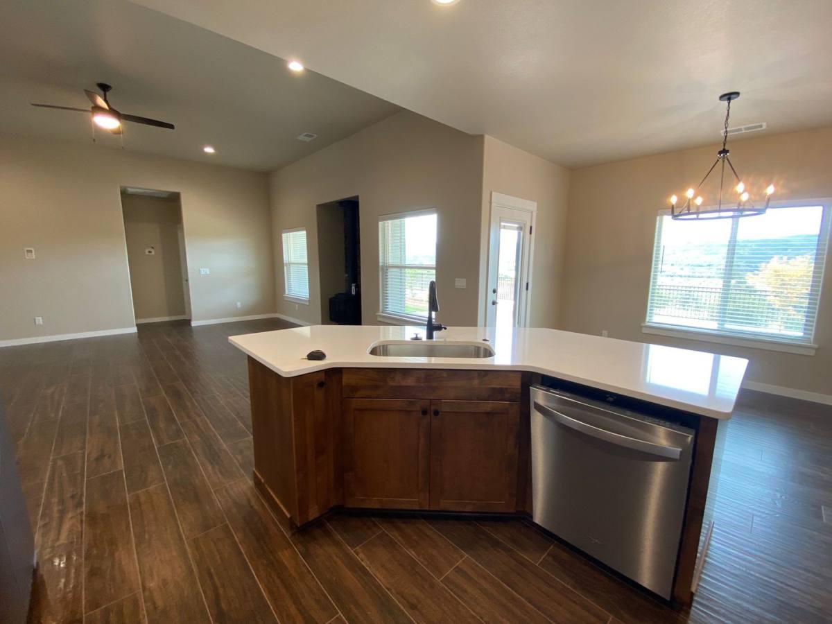 House for rent at 909 Durham Ave, Sutherlin, OR 97479