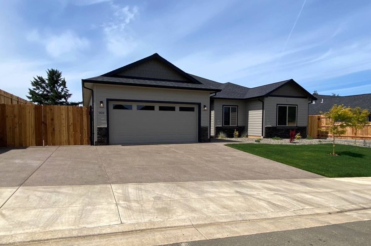 House for rent at 909 Durham Ave, Sutherlin, OR 97479