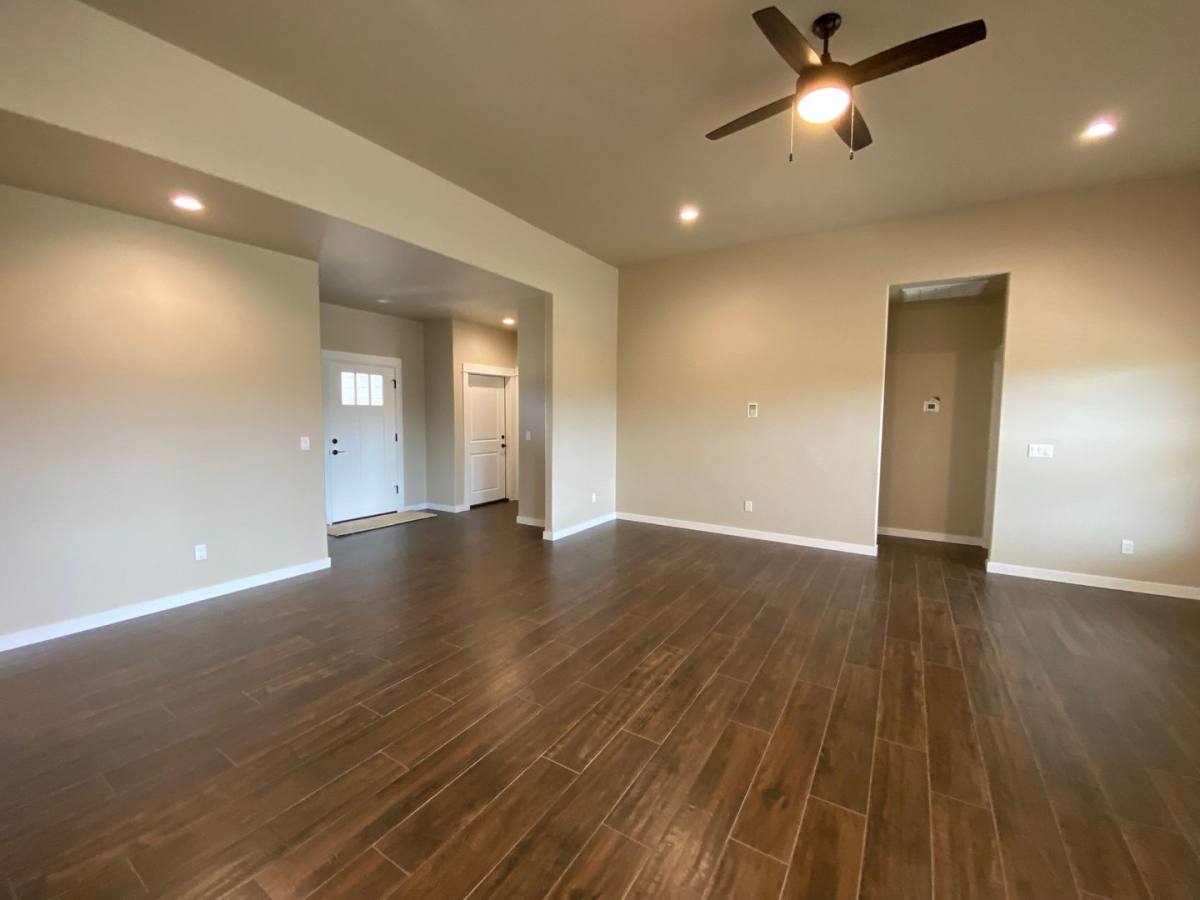 House for rent at 909 Durham Ave, Sutherlin, OR 97479