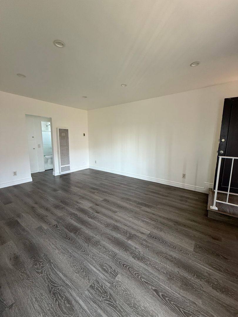 Apartment for rent at 1435 S Mansfield Ave, Los Angeles, CA 90019