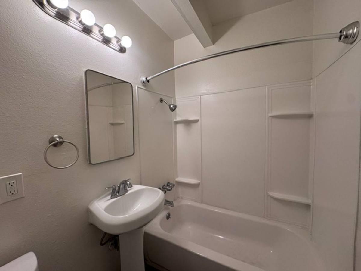 Apartment for rent at 1128 E 12th St, Long Beach, CA 90813