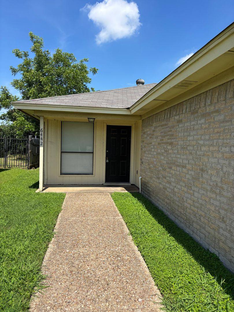 Apartment for rent at 6440 42 Woodbeach Dr, Fort Worth, TX 76133