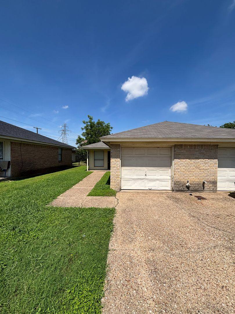 Apartment for rent at 6440 42 Woodbeach Dr, Fort Worth, TX 76133