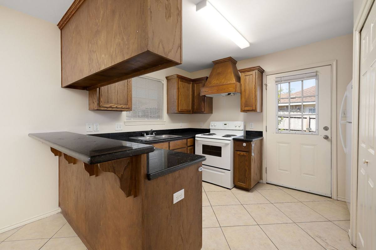 Apartment for rent at 2100 Kerria Ave, McAllen, TX 78501