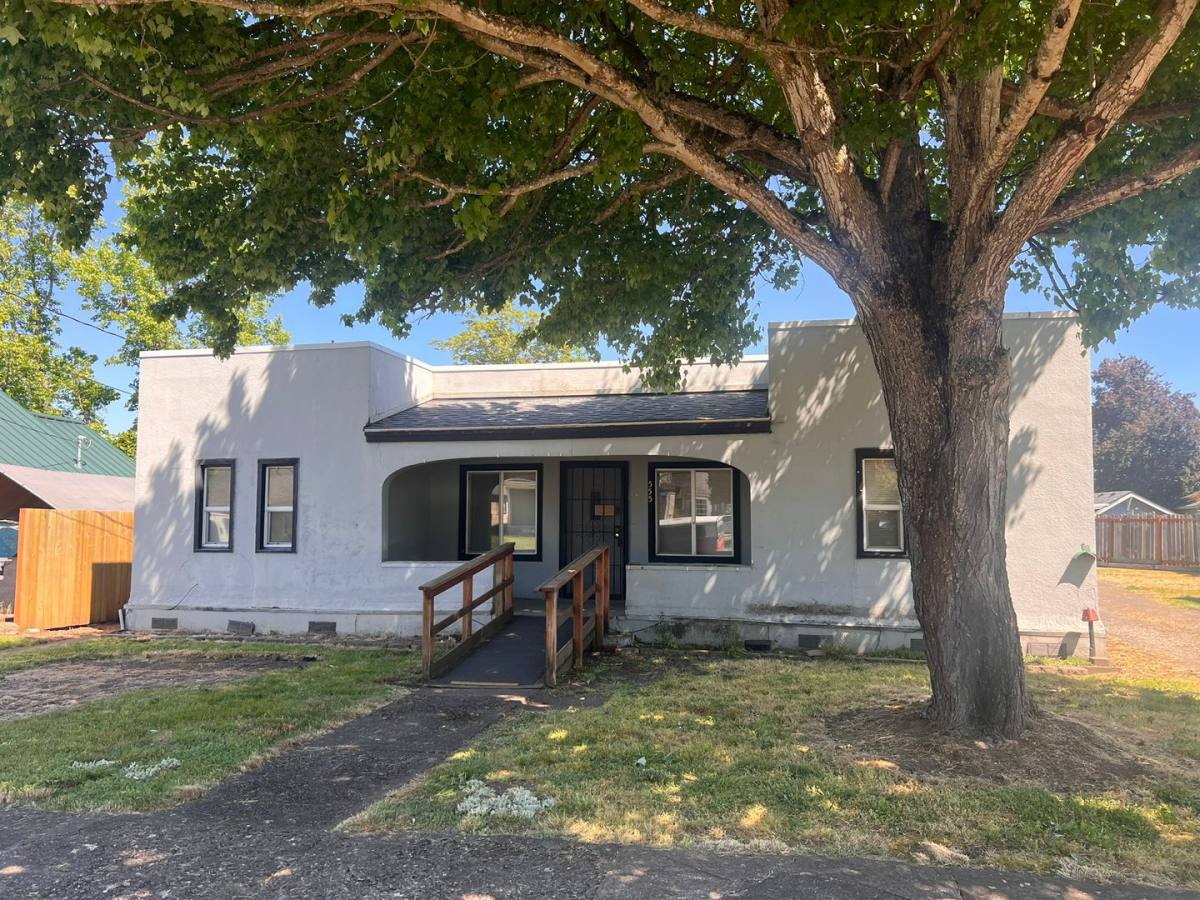 House for rent at 555 W Grant St, Lebanon, OR 97355