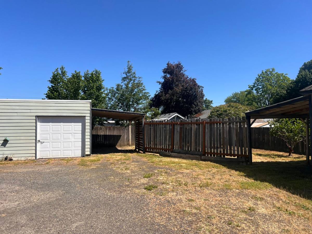 House for rent at 555 W Grant St, Lebanon, OR 97355