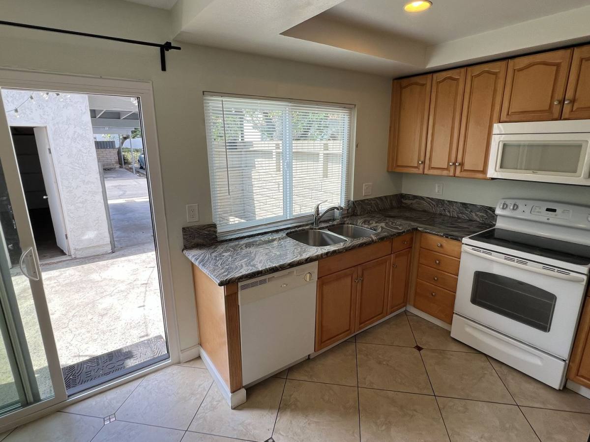 Townhouse for rent at 1910 W Palmyra Ave, Orange, CA 92868
