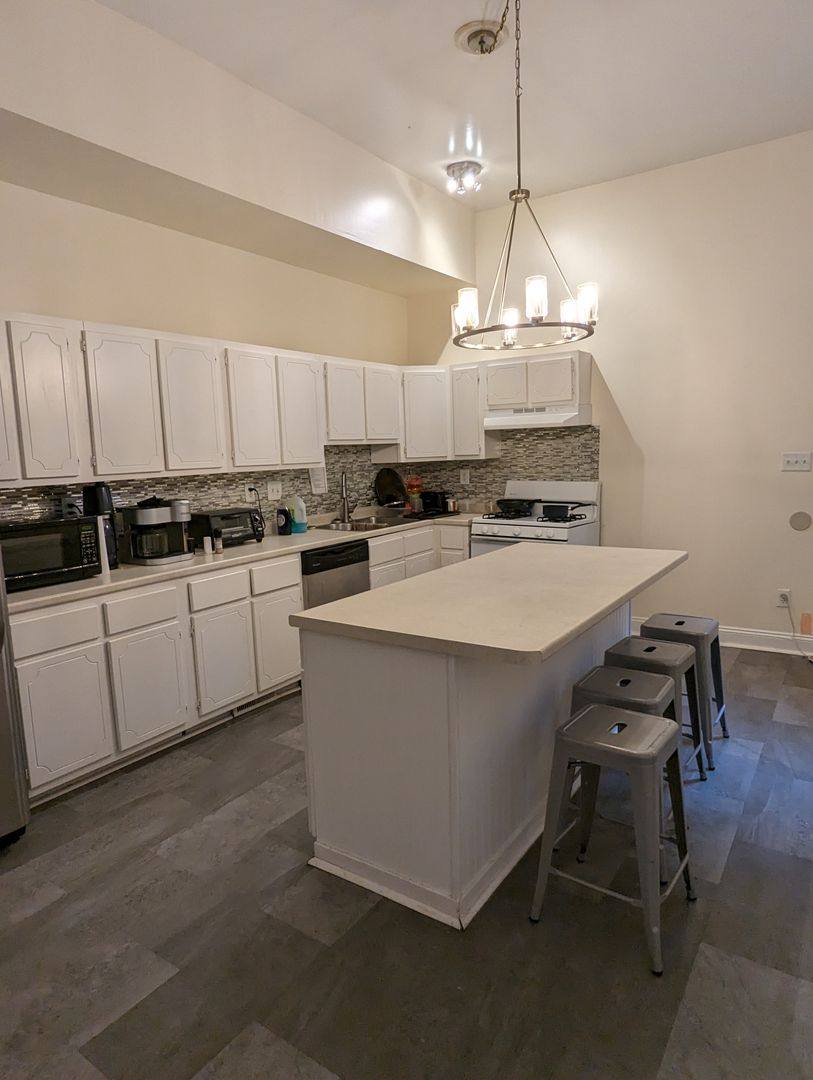 Apartment for rent at 1609 W Grace St, Richmond, VA 23220