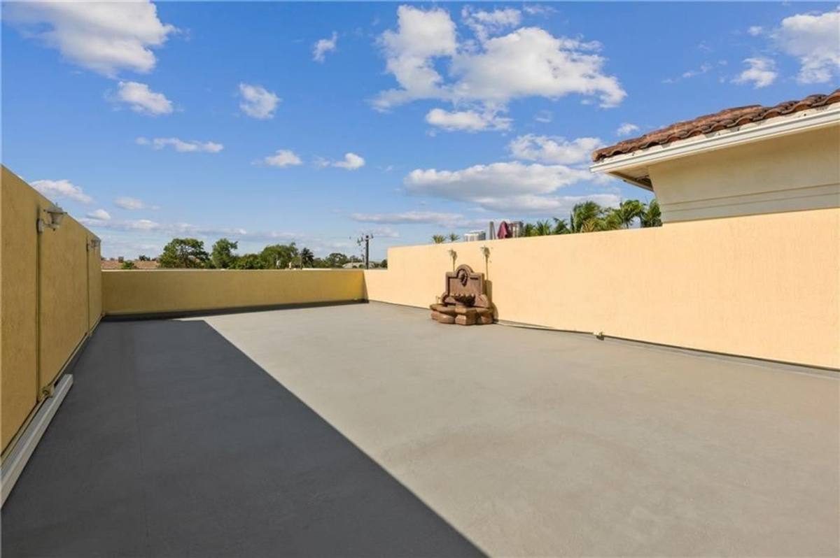Townhouse for rent at 1416 NE 4th Court, Fort Lauderdale, FL 33301