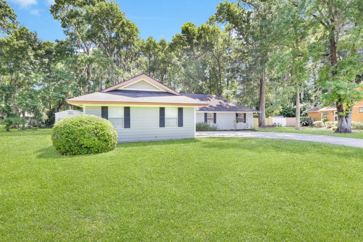 House for rent at 8 N Nicholson Circle, Savannah, GA 31419