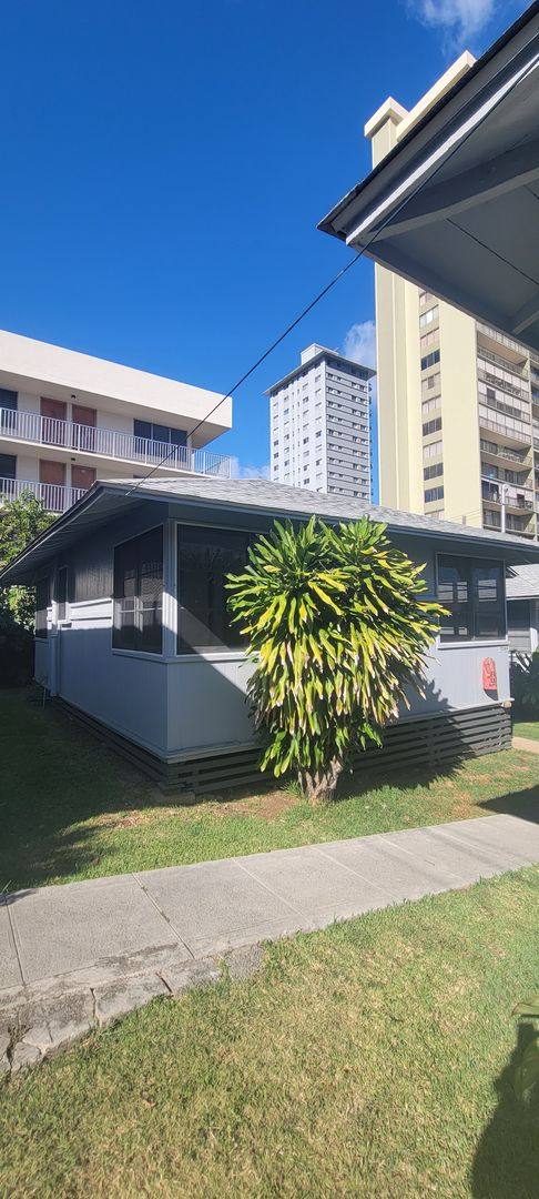 Apartment for rent at 1552-1556 Pensacola St, Honolulu, HI 96822