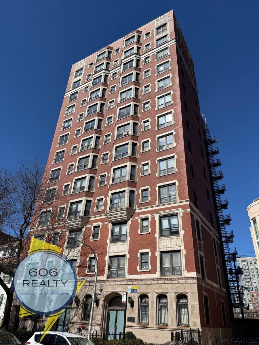 Apartment for rent at 732 W Bittersweet Place, Chicago, IL 60613