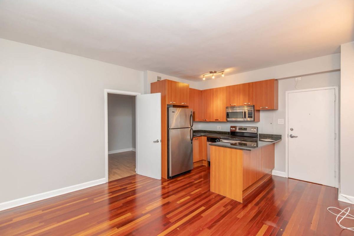 Apartment for rent at 732 W Bittersweet Place, Chicago, IL 60613