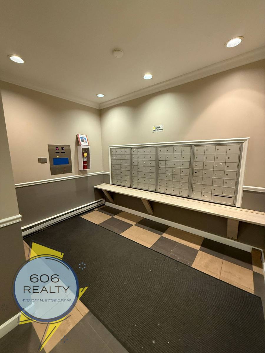 Apartment for rent at 732 W Bittersweet Place, Chicago, IL 60613
