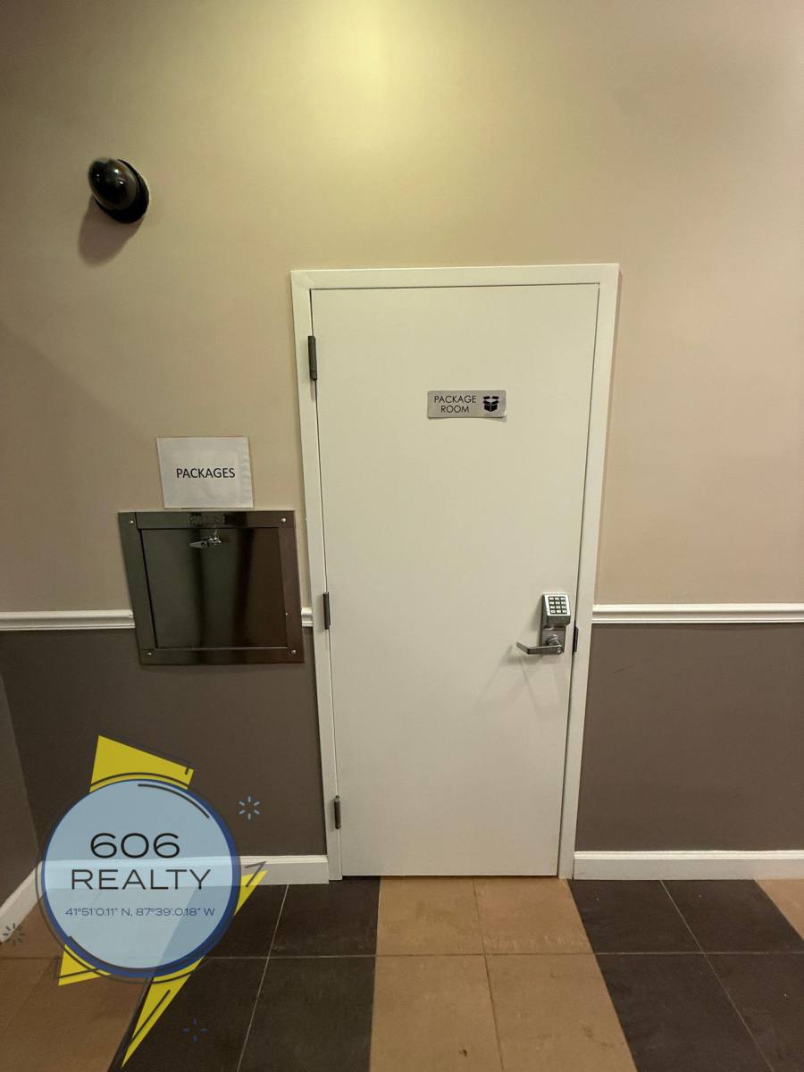 Apartment for rent at 732 W Bittersweet Place, Chicago, IL 60613