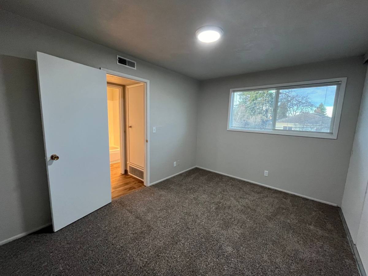 Apartment for rent at 2705 Oak St, Eugene, OR 97405