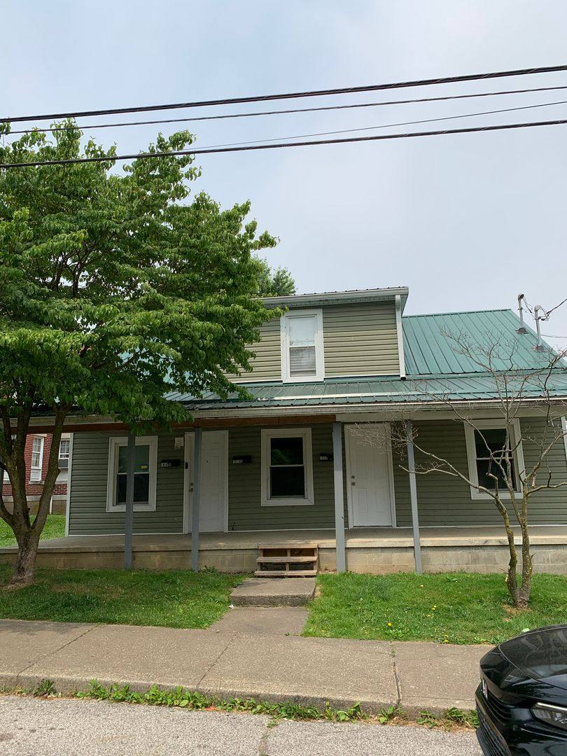 Apartment for rent at 1015 Lynn St, Parkersburg, WV 26101