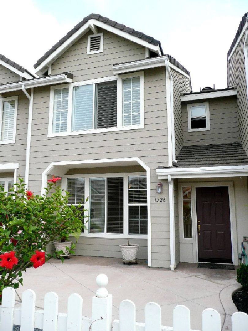 Townhouse for rent at 1326 Statice Court, Carlsbad, CA 92011
