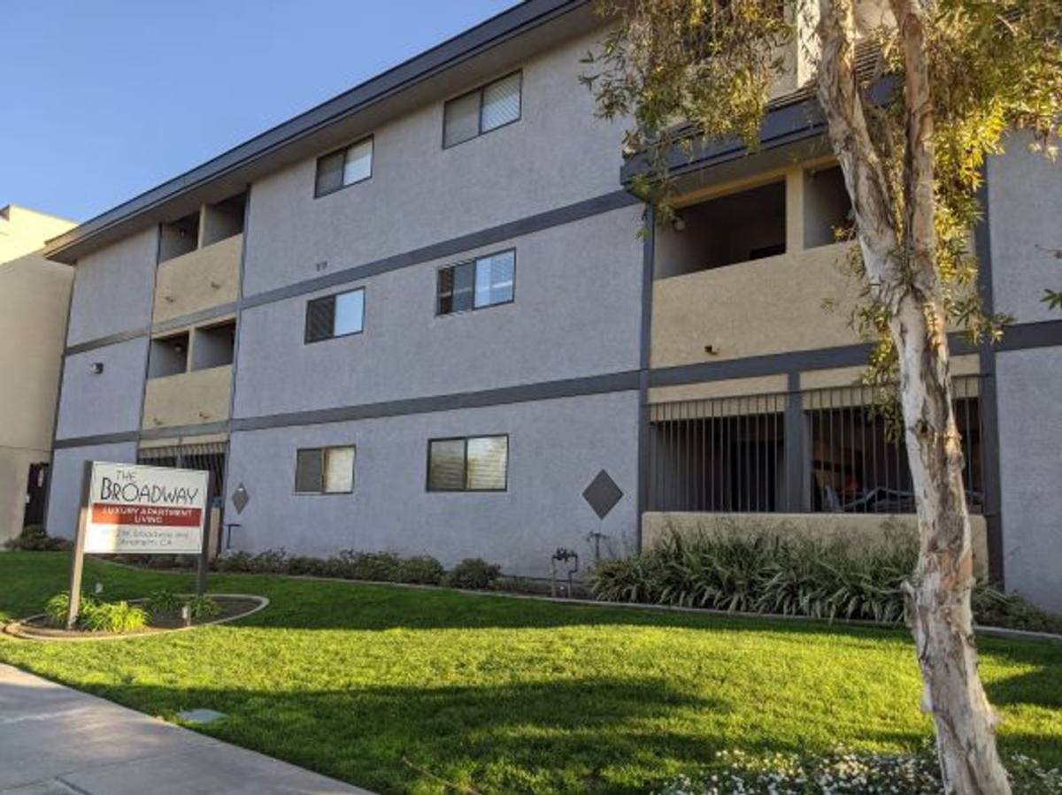 Apartment for rent at 9922 W Broadway, Anaheim, CA 92804