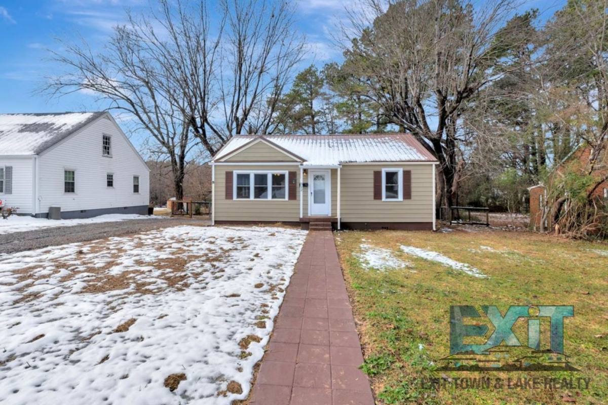 House for rent at 312 Hutcheson Ave, Chase City, VA 23924