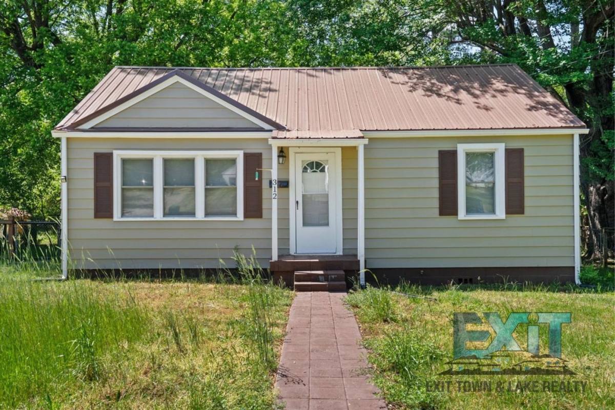 House for rent at 312 Hutcheson Ave, Chase City, VA 23924