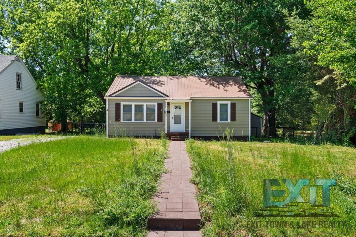 House for rent at 312 Hutcheson Ave, Chase City, VA 23924