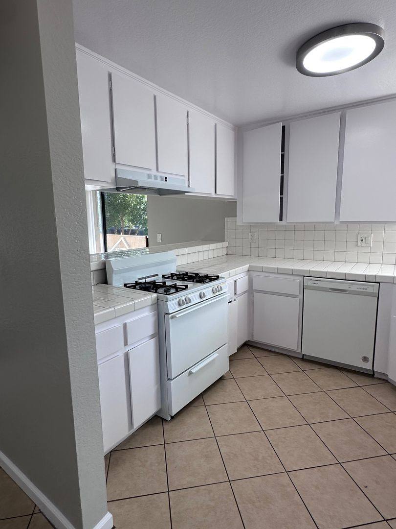 Apartment for rent at 766 Gardenia Ave, Long Beach, CA 90813