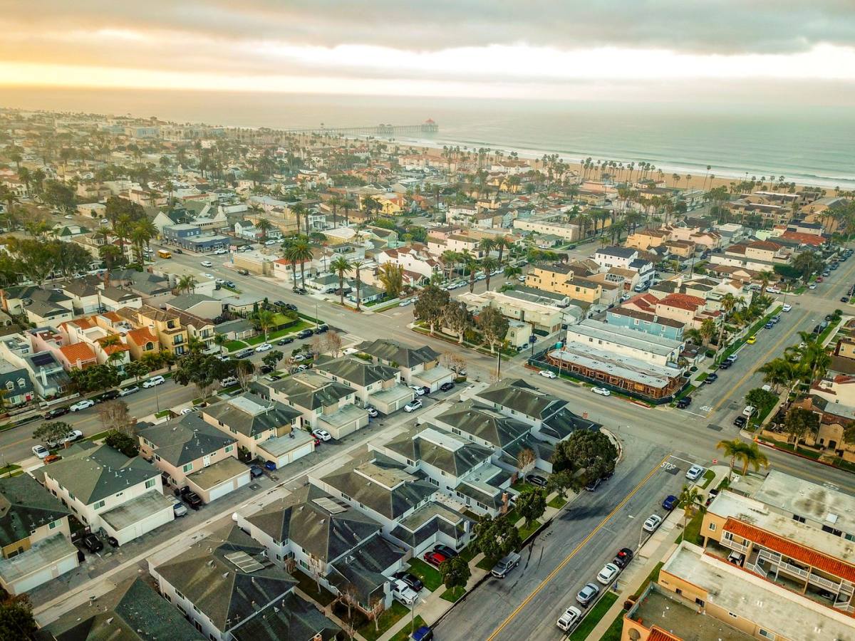 Apartment for rent at 402 13th St, Huntington Beach, CA 92648