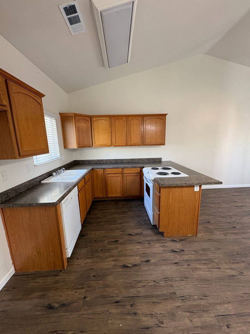 Apartment for rent at 1311-1323 S Crowe St, Visalia, CA 93277