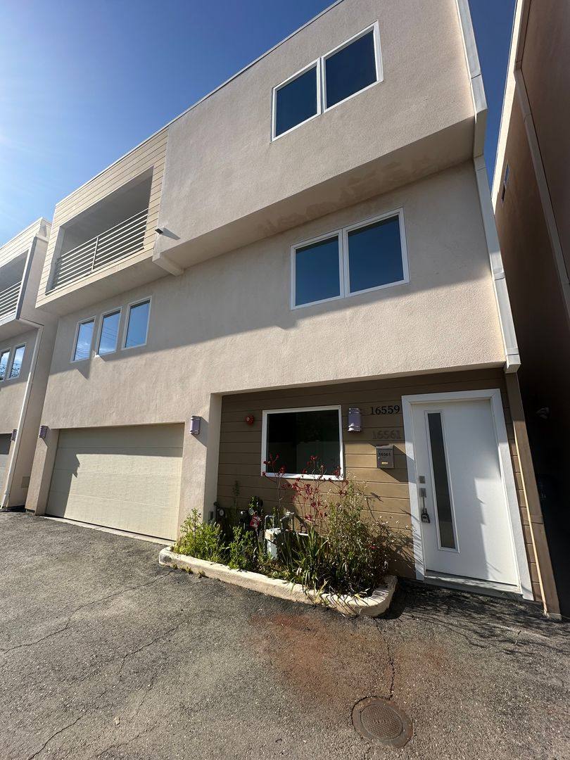Townhouse for rent at 16561 Vine Terrace, Van Nuys, CA 91406