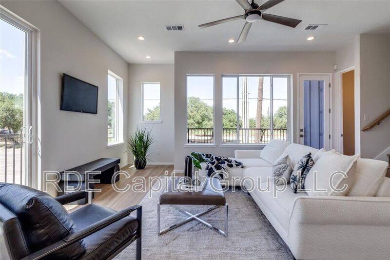 Townhouse for rent at 3308 Birmingham Ave, Dallas, TX 75210