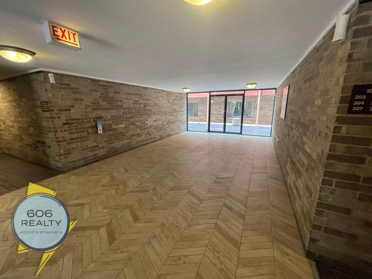 Apartment for rent at 744 W Gordon Terrace, Chicago, IL 60613