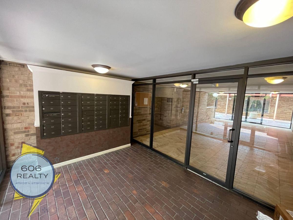 Apartment for rent at 744 W Gordon Terrace, Chicago, IL 60613