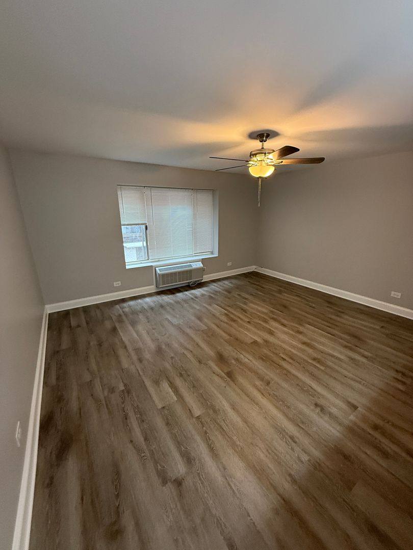 Apartment for rent at 744 W Gordon Terrace, Chicago, IL 60613