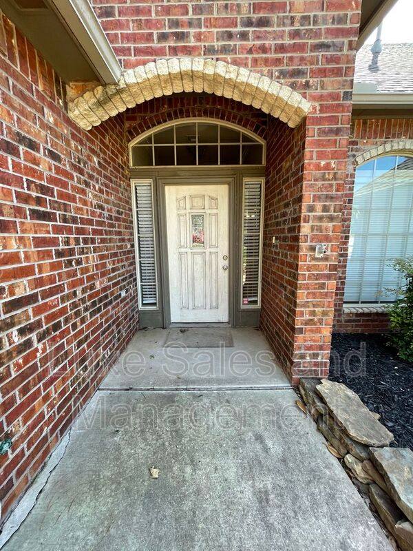 House for rent at 2425 Flint Ridge Rd, Edmond, OK 73003