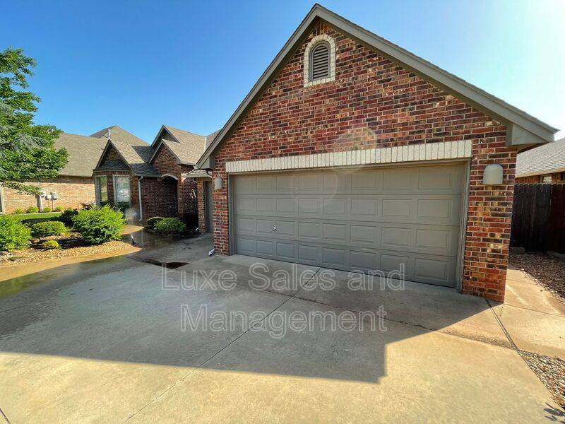House for rent at 2425 Flint Ridge Rd, Edmond, OK 73003