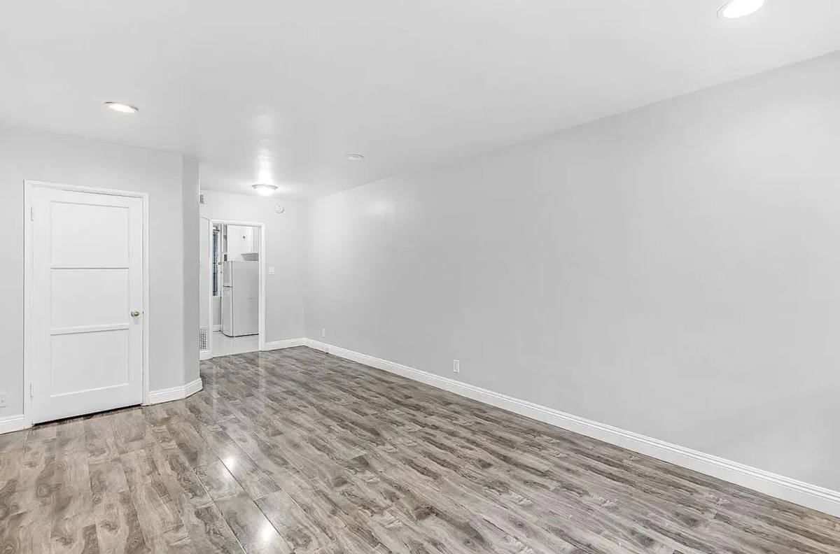 Apartment for rent at 425 N Oakhurst Dr, Beverly Hills, CA 90210