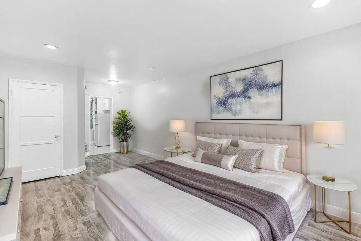 Apartment for rent at 425 N Oakhurst Dr, Beverly Hills, CA 90210