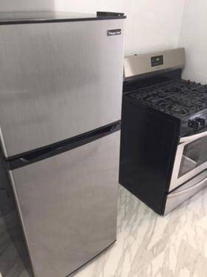 Apartment for rent at 425 N Oakhurst Dr, Beverly Hills, CA 90210