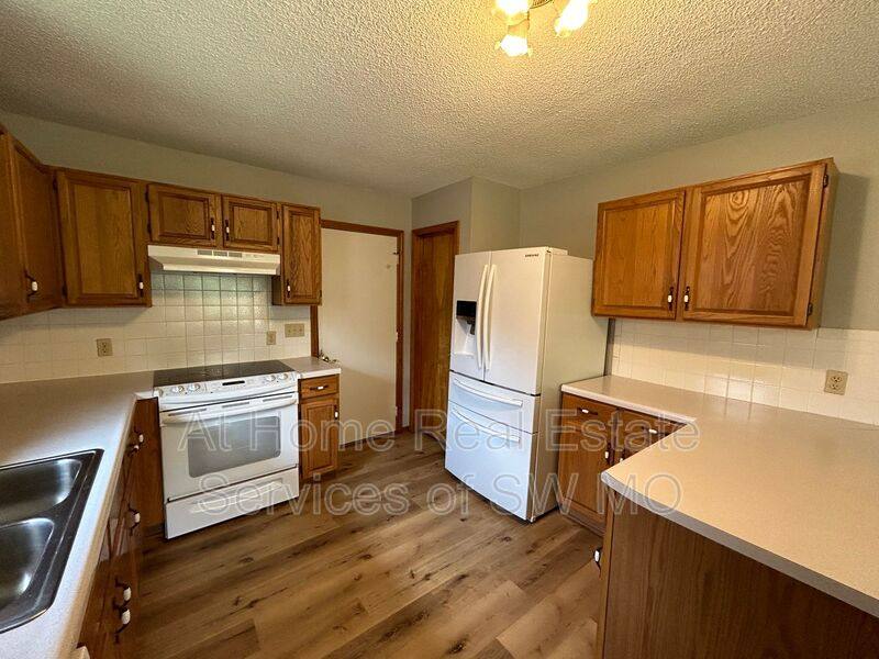 House for rent at 306 W Hunter Dr, Nixa, MO 65714