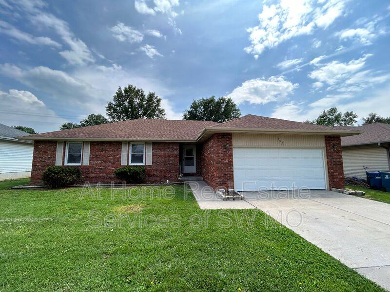 House for rent at 306 W Hunter Dr, Nixa, MO 65714