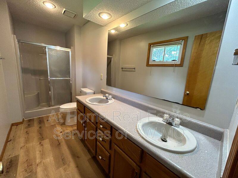 House for rent at 306 W Hunter Dr, Nixa, MO 65714